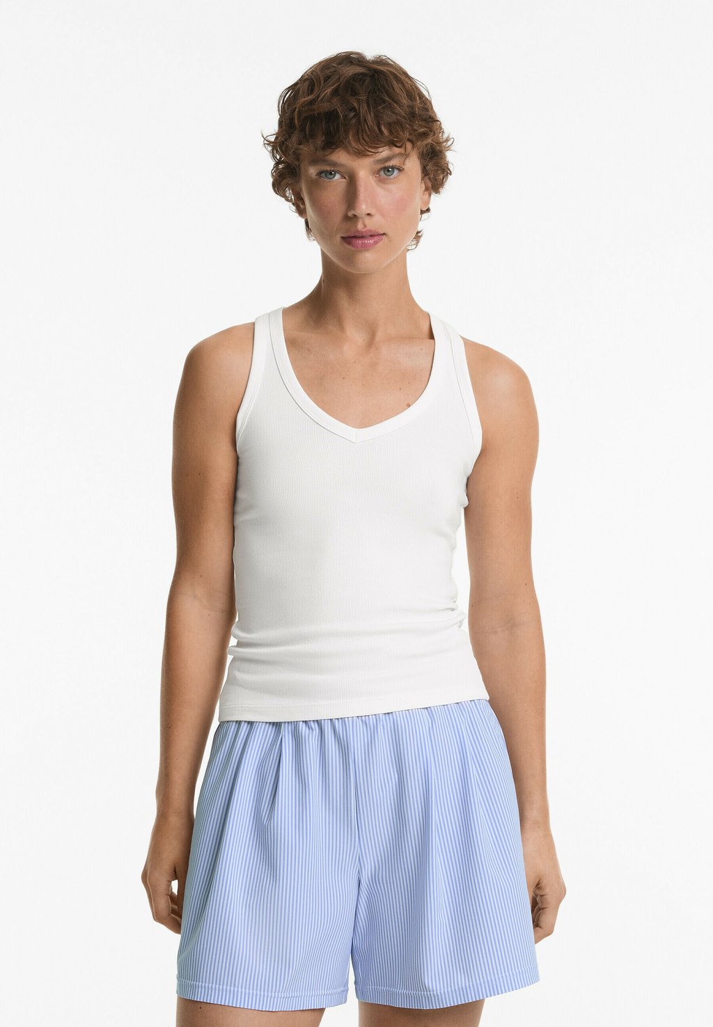

Топ SOFT TOUCH SLEEVELESS V-NECK OYSHO, белый