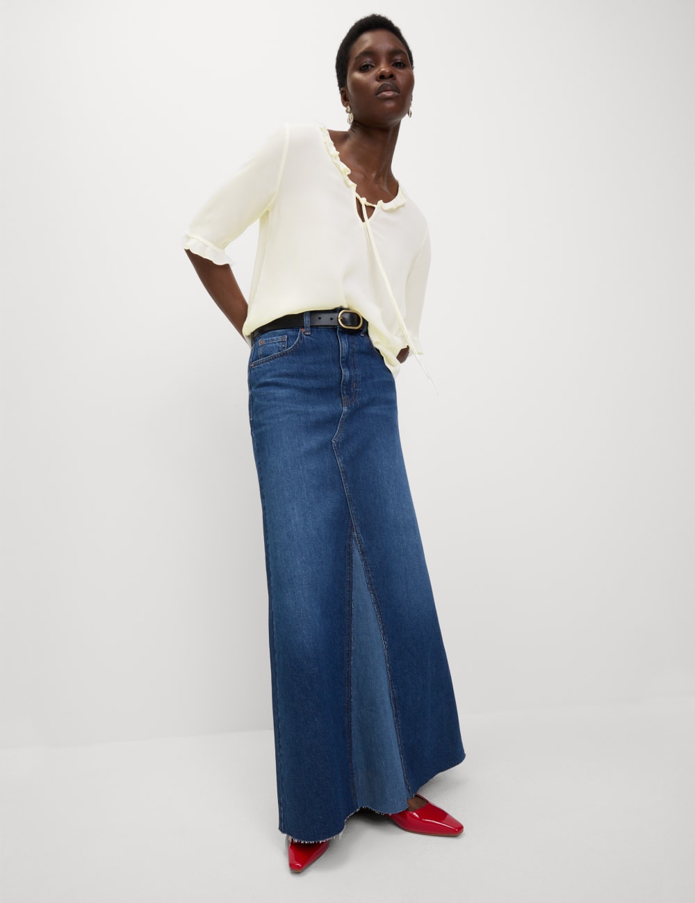 

Блузка с V-образным вырезом и оборками Marks & Spencer, слоновая кость