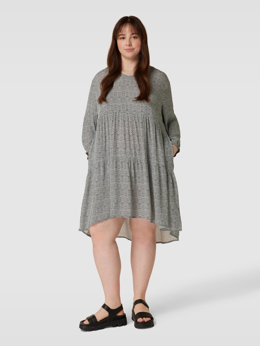 

Платье PLUS SIZE длиной до колена с узором по всей поверхности, модель «Жозефина» Fransa Plus, черный