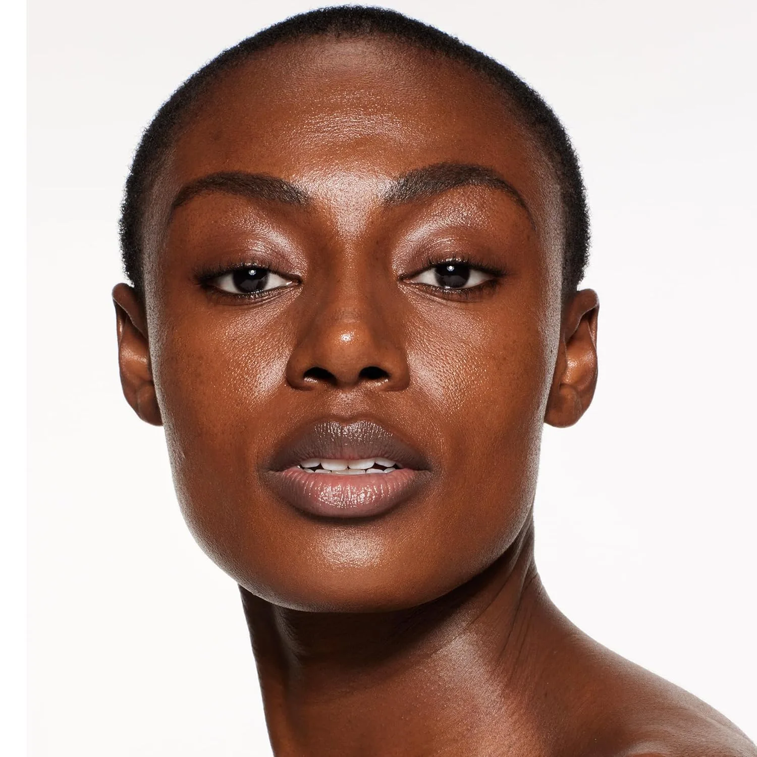 Shiseido RevitalEssence Skin Glow Foundation SPF 30, 530 Henna - тональная основа с наращиваемым средним покрытием, 24-часовая гидратация и 12-часовое ношение, устойчивость к переносу, заломам и выцветанию, некомедогенная — фото 4