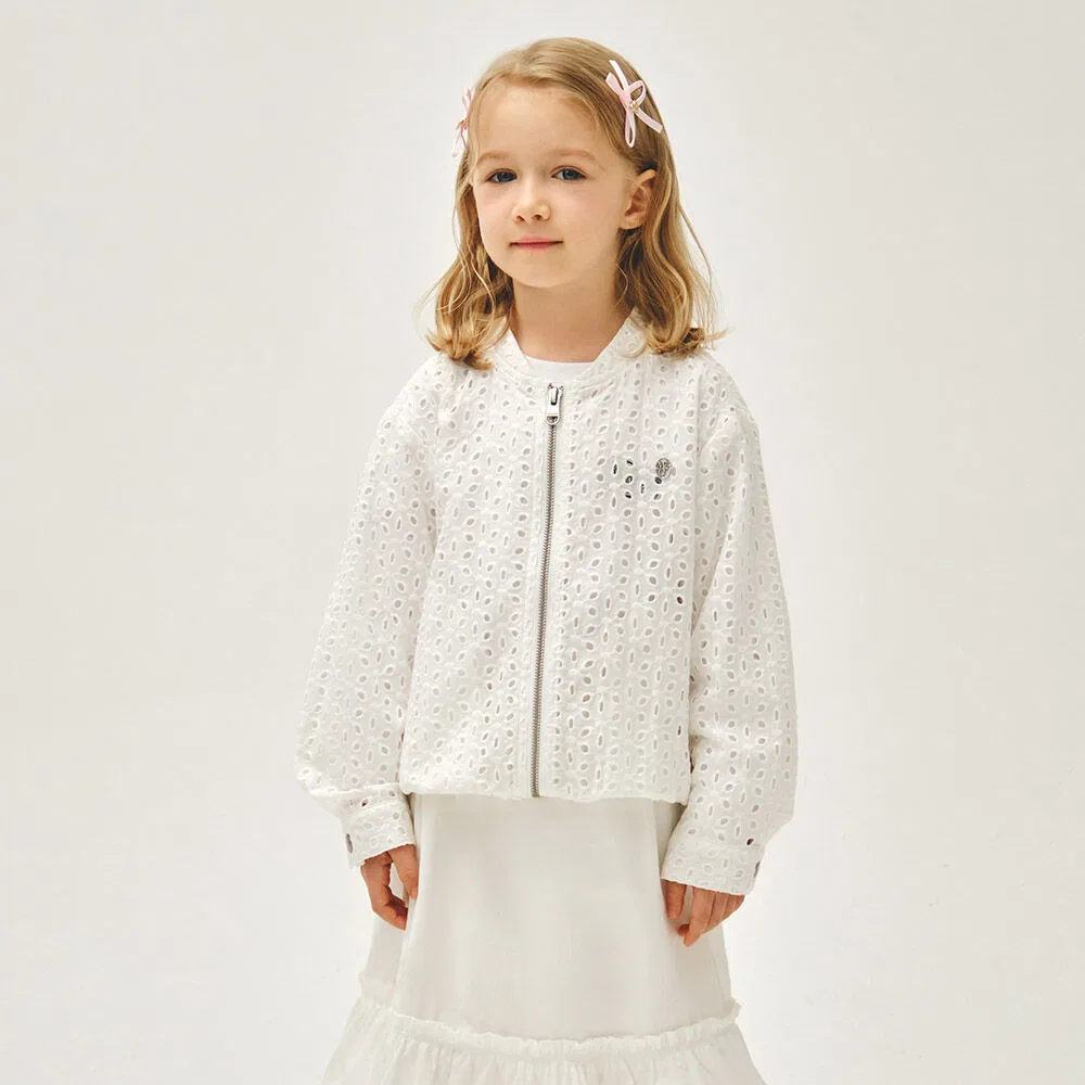 Детская куртка на молнии с кружевом айлет белая от Marithé Kids