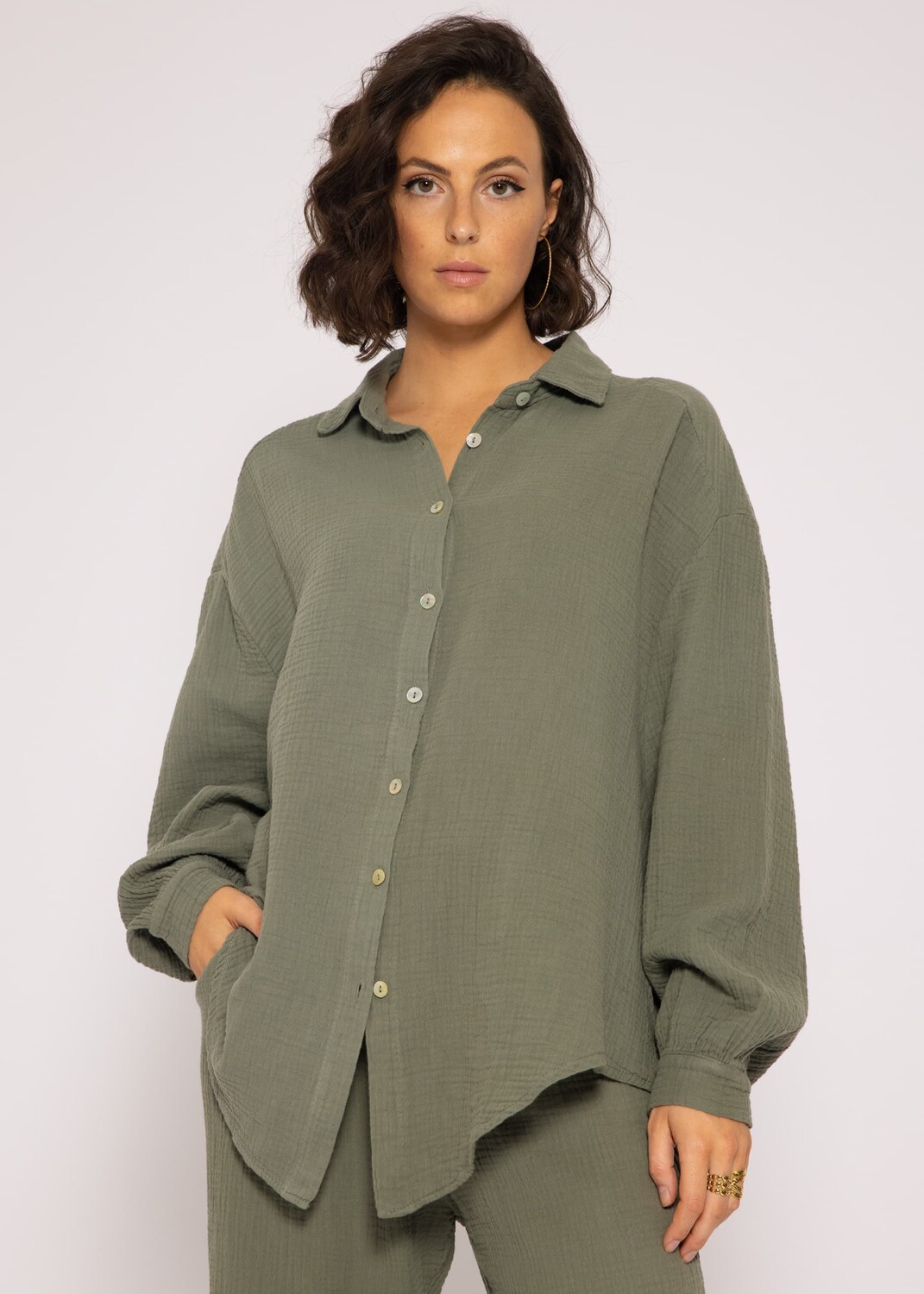 

Блуза SASSYCLASSY Ultra Oversize Musselin nhemd kürzere Variante, хаки