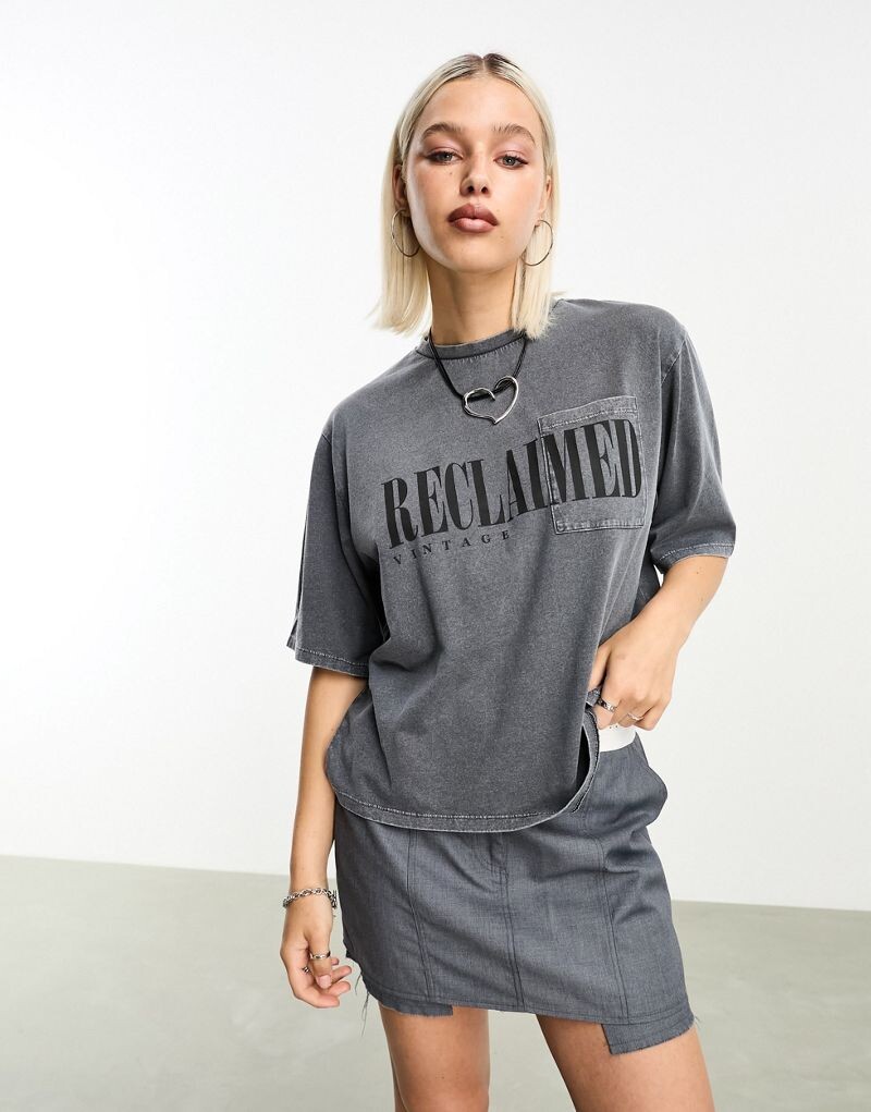 

Темно-угольная укороченная футболка с логотипом Reclaimed Vintage
