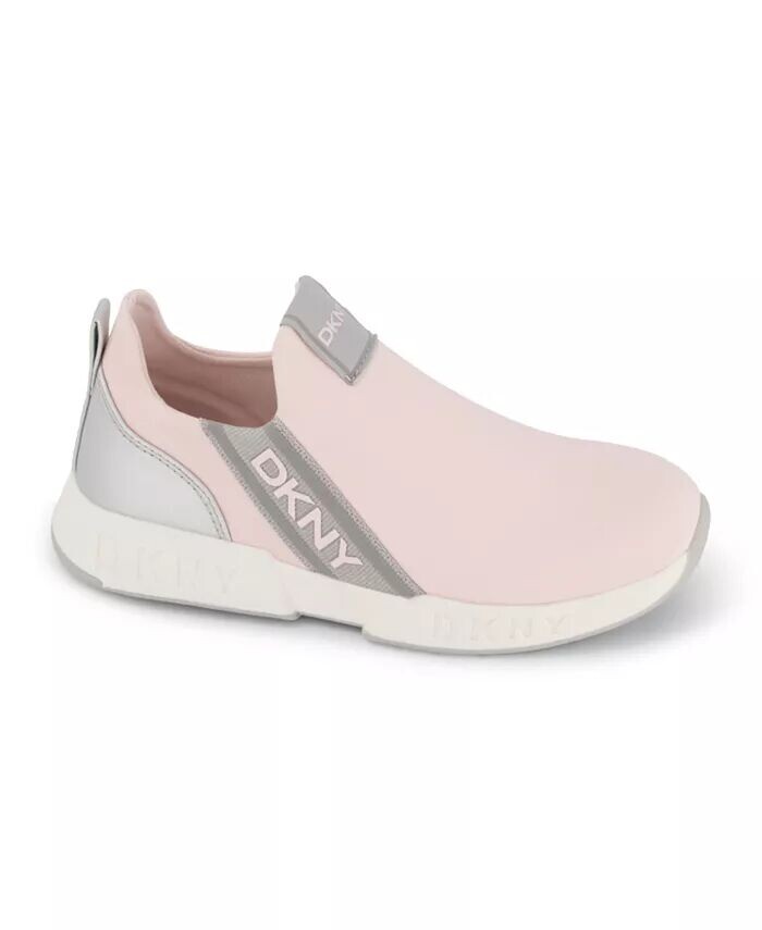 

Маленькие девочки надевают кроссовки Dkny, розовый