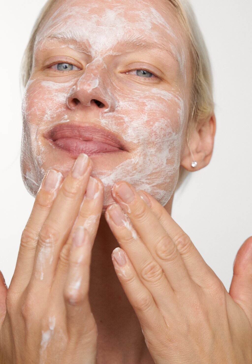 

Моющее средство Make P:Rem Safe Me. Relief Moisture Cleansing Foam Make Prem