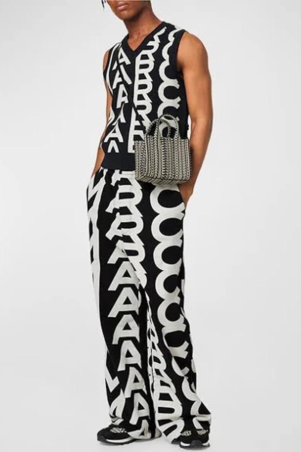 Сумка-тоут Marc Jacobs The Monogram Leather Crossbody черная/белая Один размер — фото 3