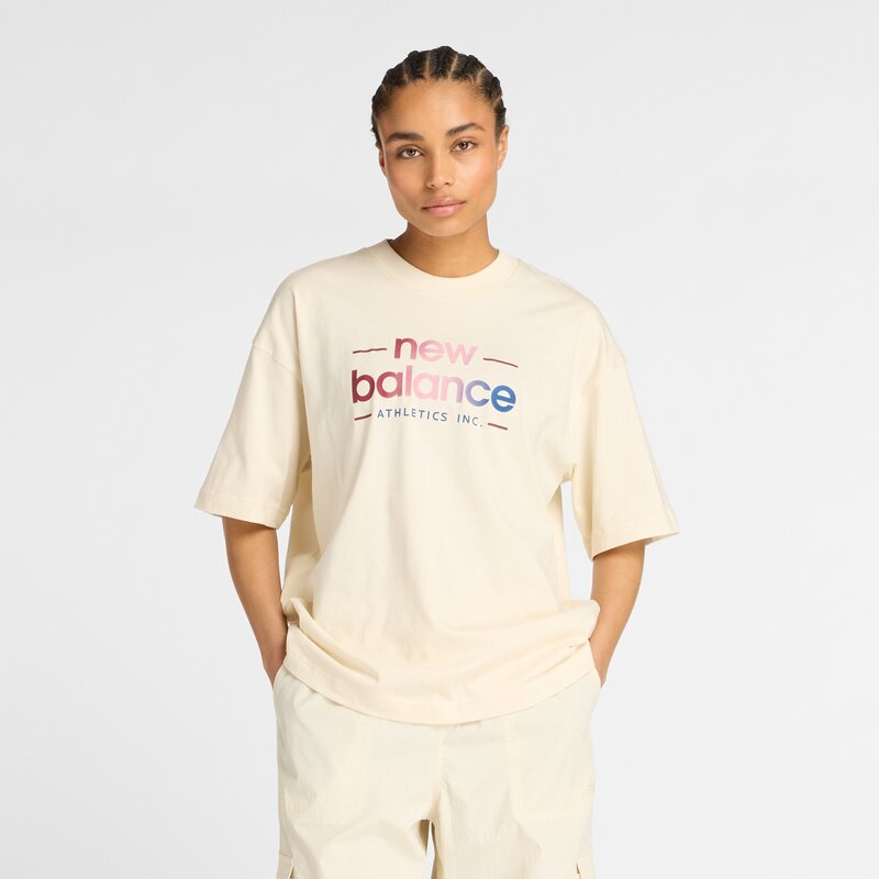 

Рубашка переосмыслена как свободная футболка New Balance, цвет linen (wt53916lin)