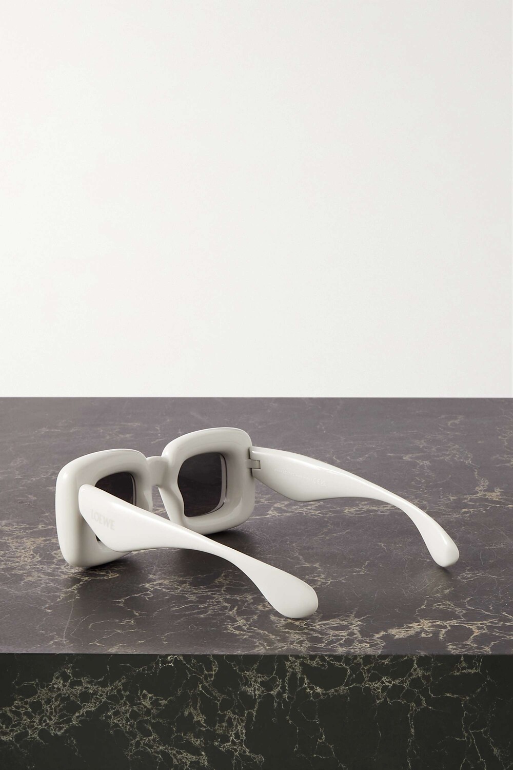 

LOEWE EYEWEAR Солнцезащитные очки в массивной круглой оправе из ацетата с завышенной талией, белый