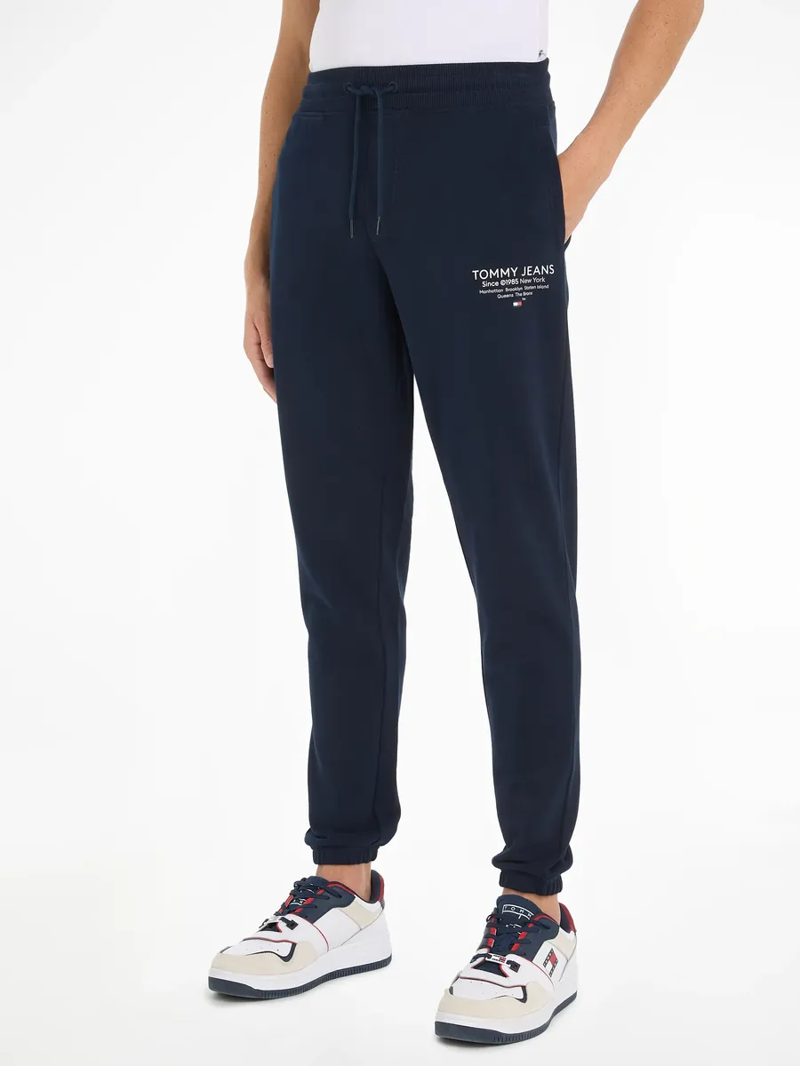 

Спортивные брюки Tommy Jeans "TJM SLIM ENTRY GRAPHIC SWEATPANT" с принтом логотипа на штанине, синий