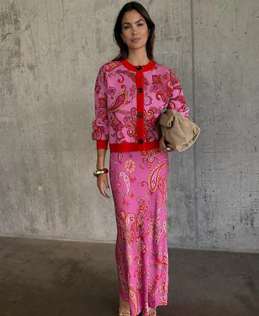 

Красно-розовая атласная юбка макси с узором пейсли Never Fully Dressed