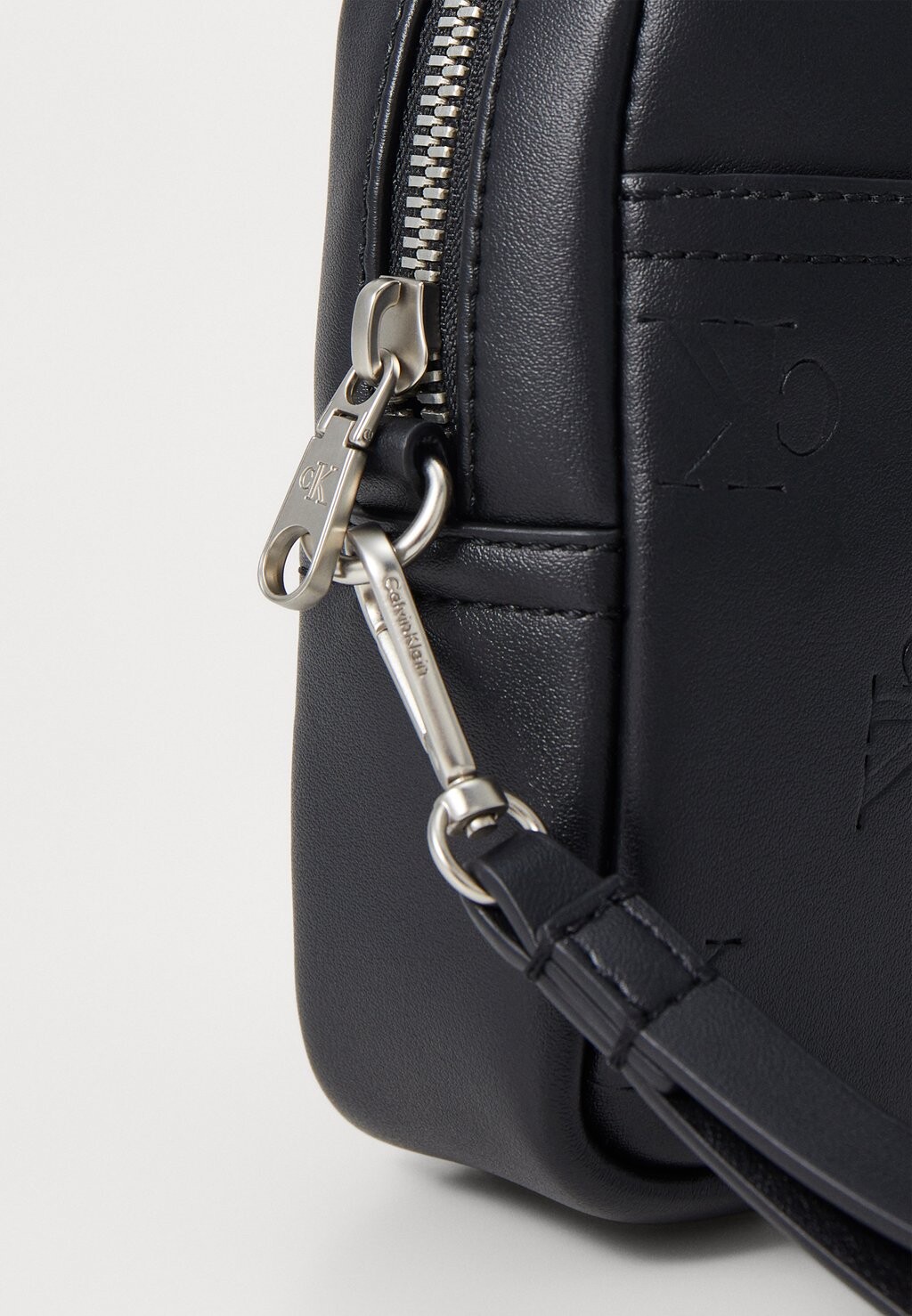 

Косметичка EMBOSS ZIP POUCH Calvin Klein Jeans, черный