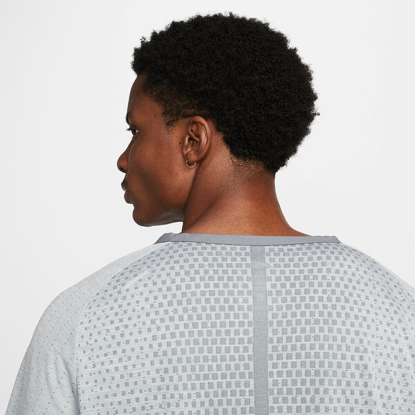 Футболка Nike Tech Knit Ultra Short-Sleeve 'Silver', цвет silver — фото 2