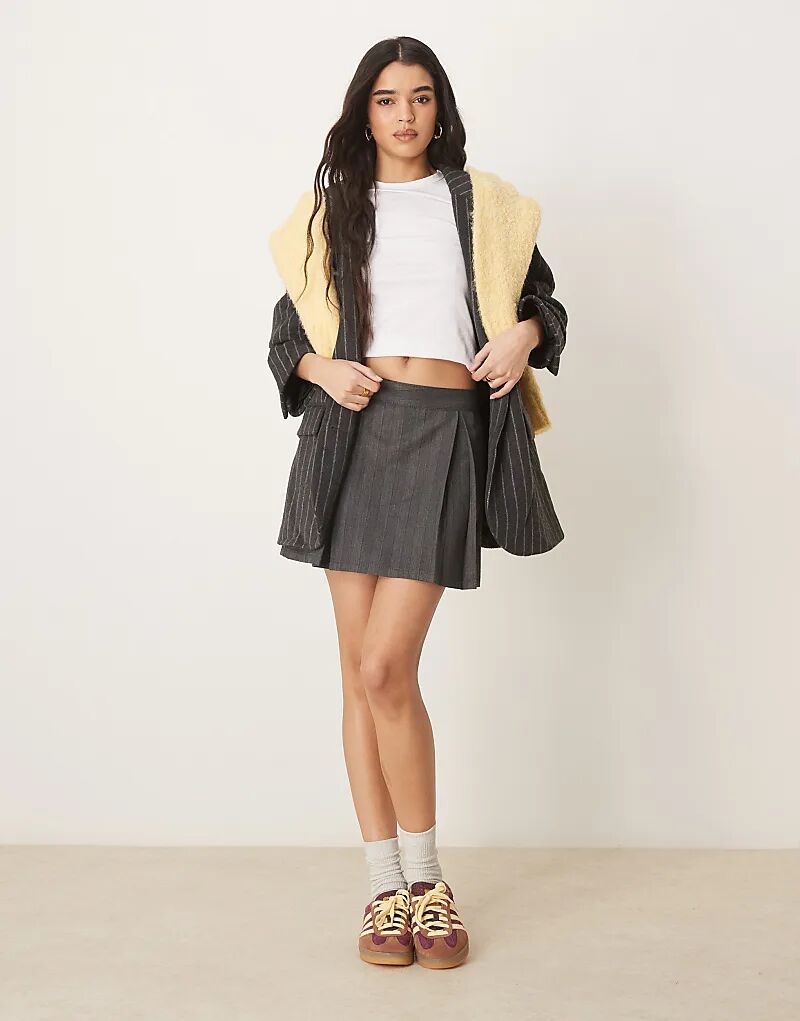 

Плиссированная мини-юбка серого цвета с узором «ёлочка» ASOS DESIGN