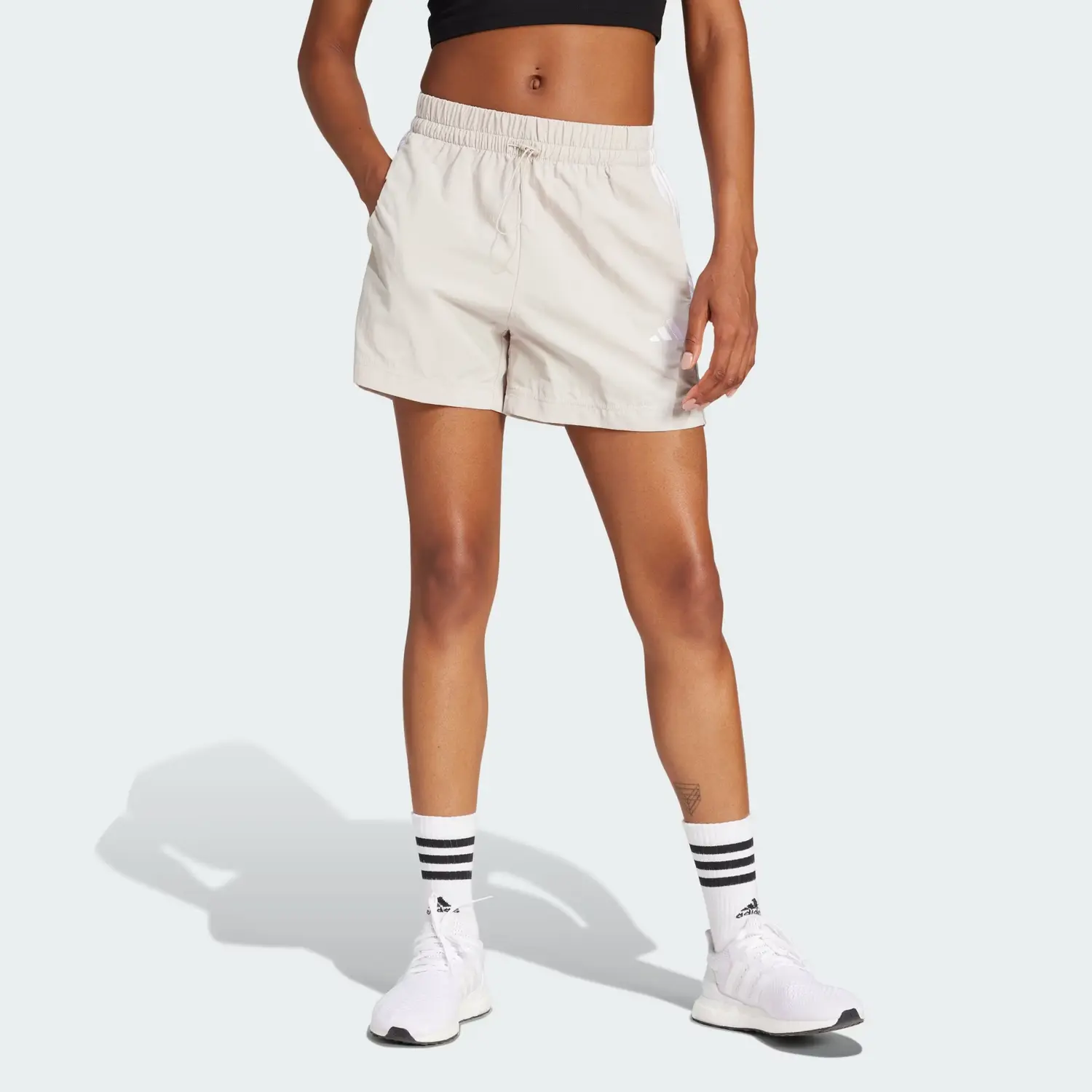 С AdiClub Essentials 3 Stripes Lifestyle Woven Shorts Adidas, бежевый/белый — фото 3