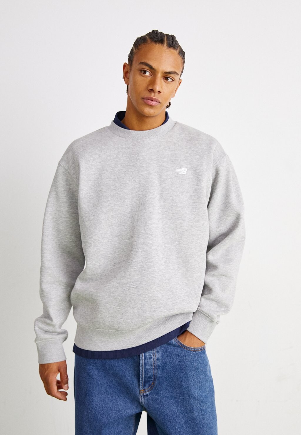 

Толстовка Sport Essentials Small Logo Brushed Crew New Balance, цвет athletic grey