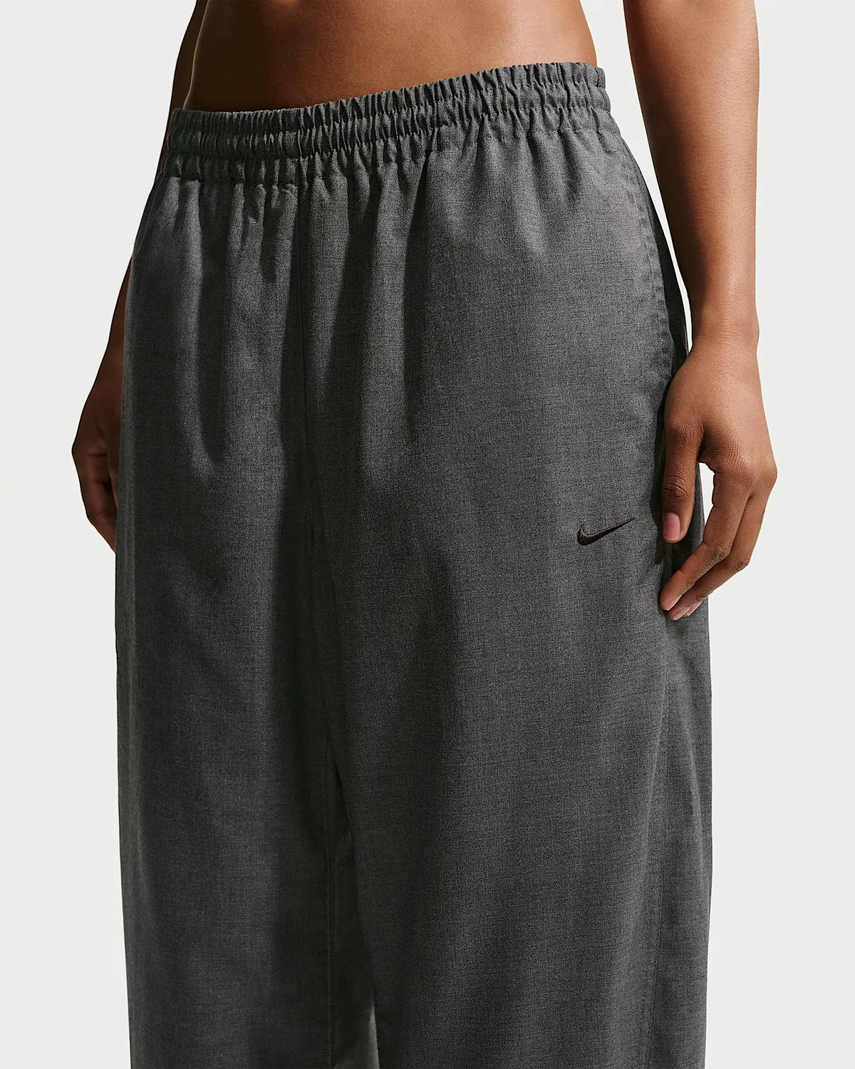 Женские свободные брюки со средней посадкой Nike Sportswear, Black/Heather/Black — фото 2