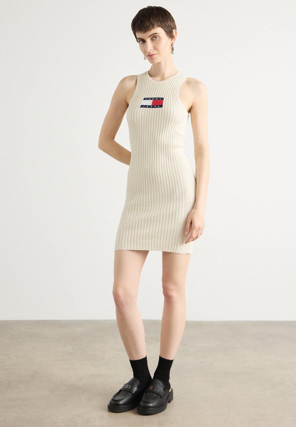 

Платье-джемпер FLAG SWEATER MINI DRESS - Shift dress Tommy Jeans, кремовый