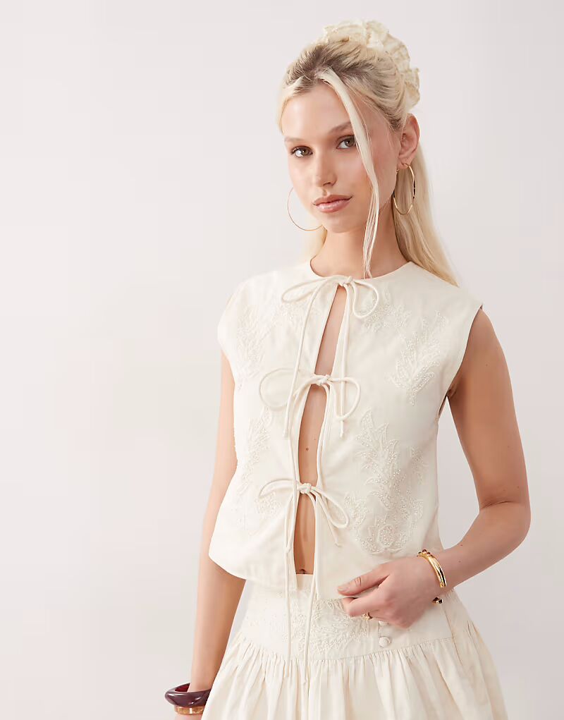 

Топ Limited Edition с завязкой спереди и вышивкой жемчугом Reclaimed Vintage, белый