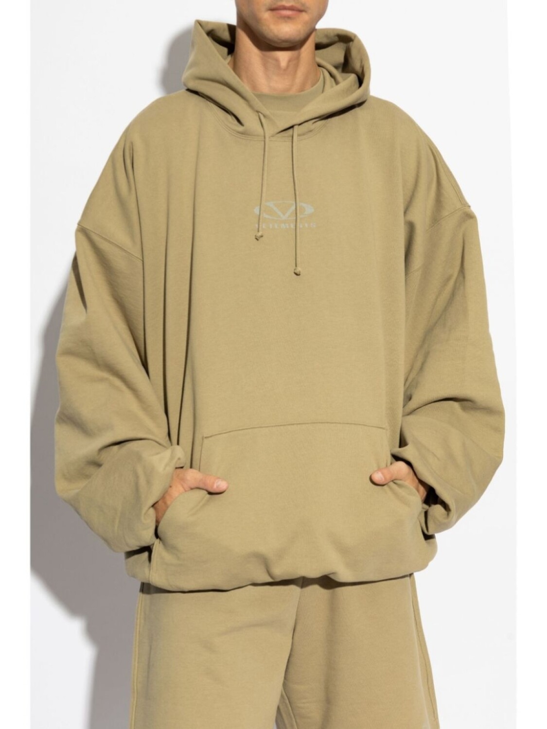 Толстовка с логотипом VETEMENTS, нейтральный цвет — фото 2