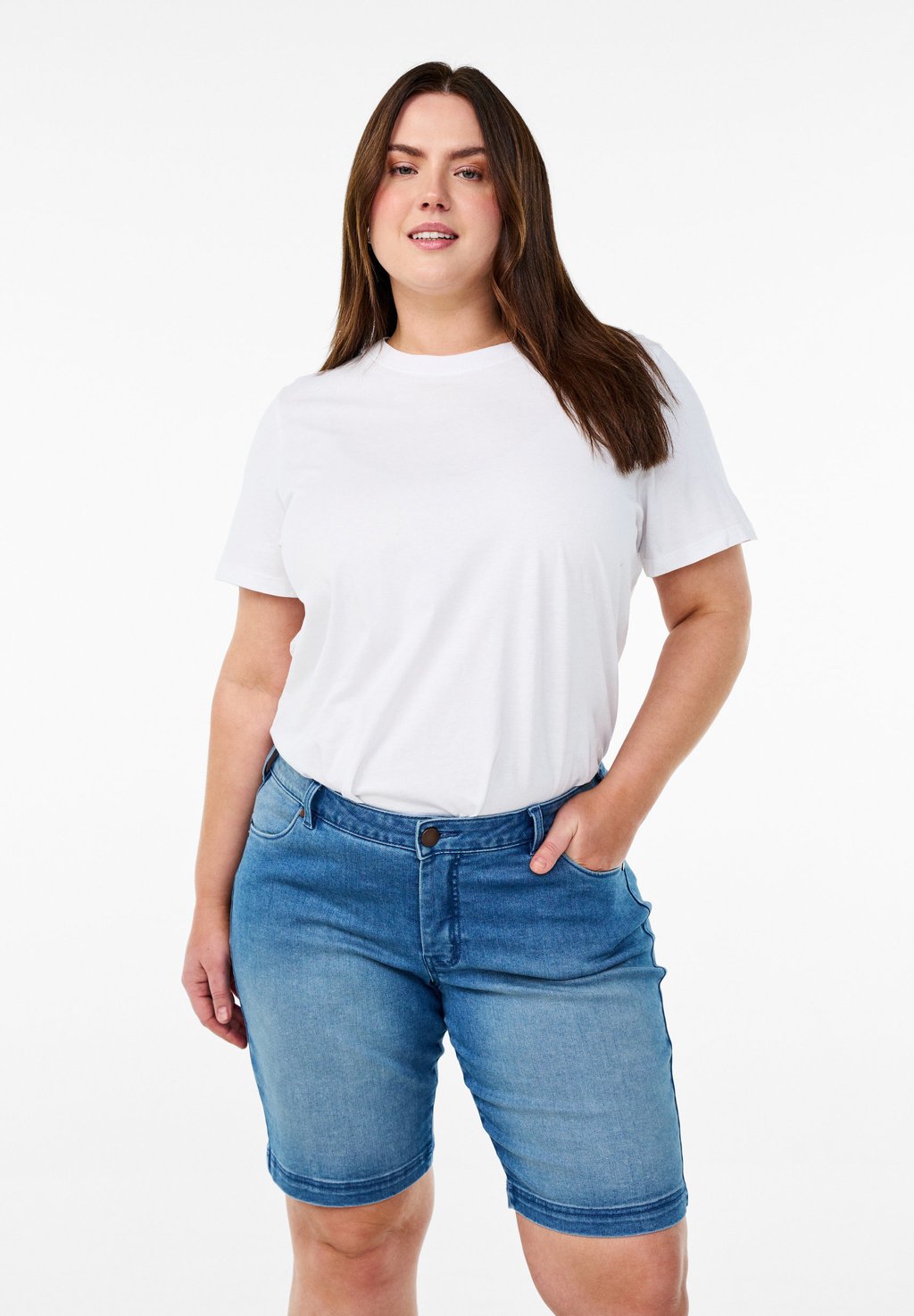 

Джинсовые шорты SLIM FIT NORMALER Zizzi, цвет Light Blue Denim
