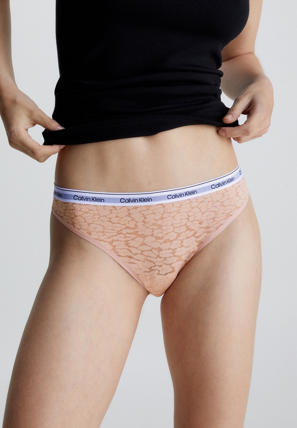 

Стринги Calvin Klein Underwear, покоренный