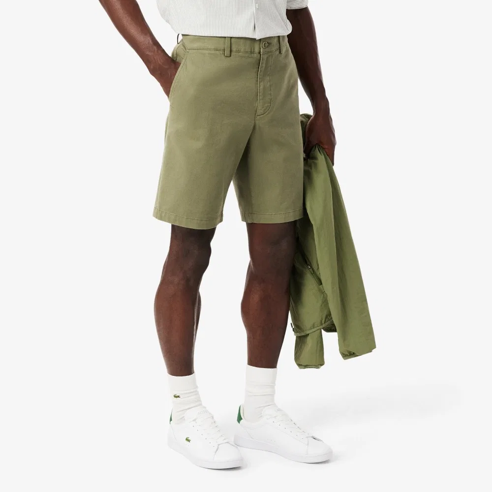 Мужские твиловые шорты-чиносы бермуды цвета хаки от Lacoste — фото 2