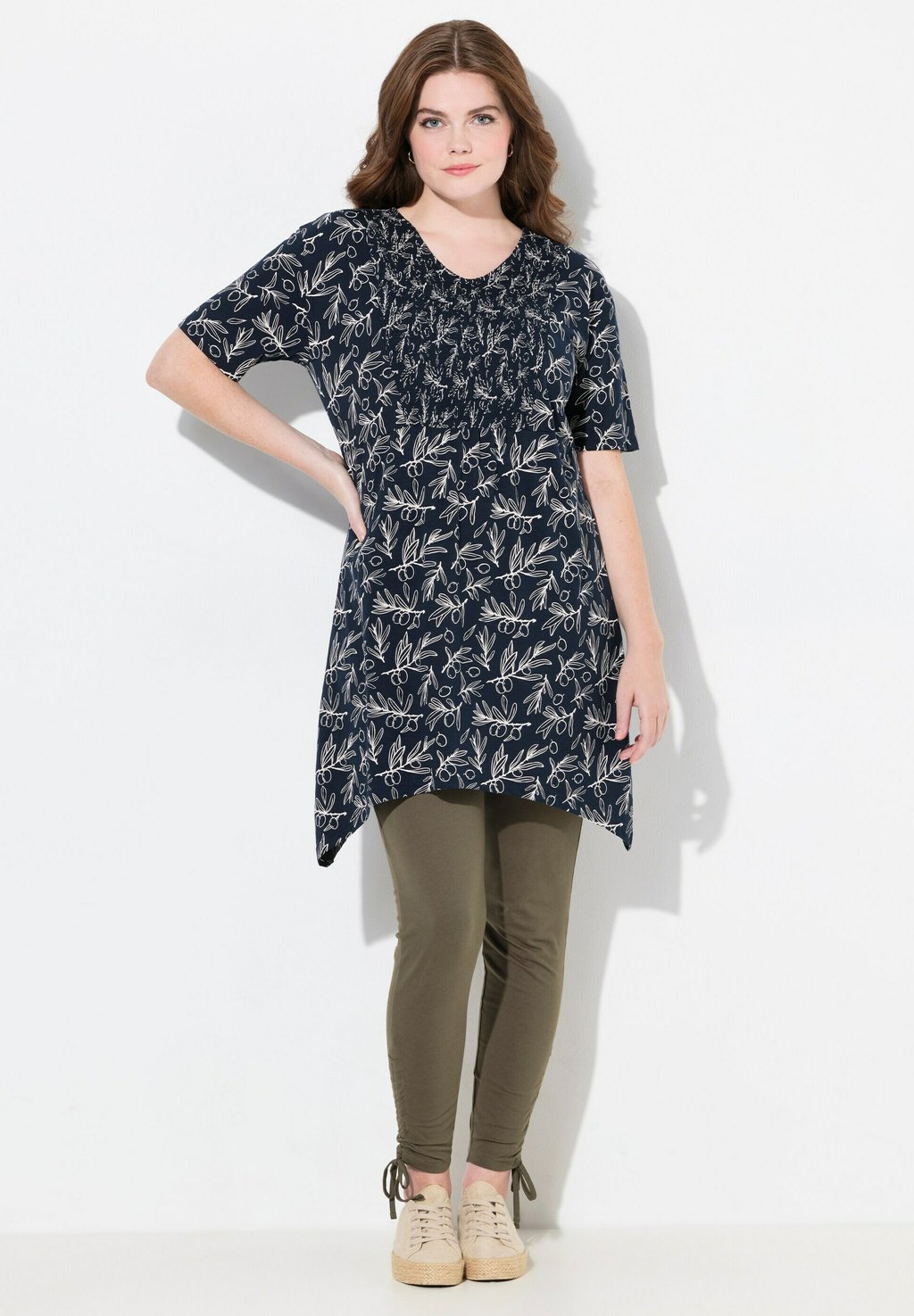 

Футболка с принтом MISTLETOE PRINT SHORT SLEEVE V-NECK Ulla Popken, темно-синий