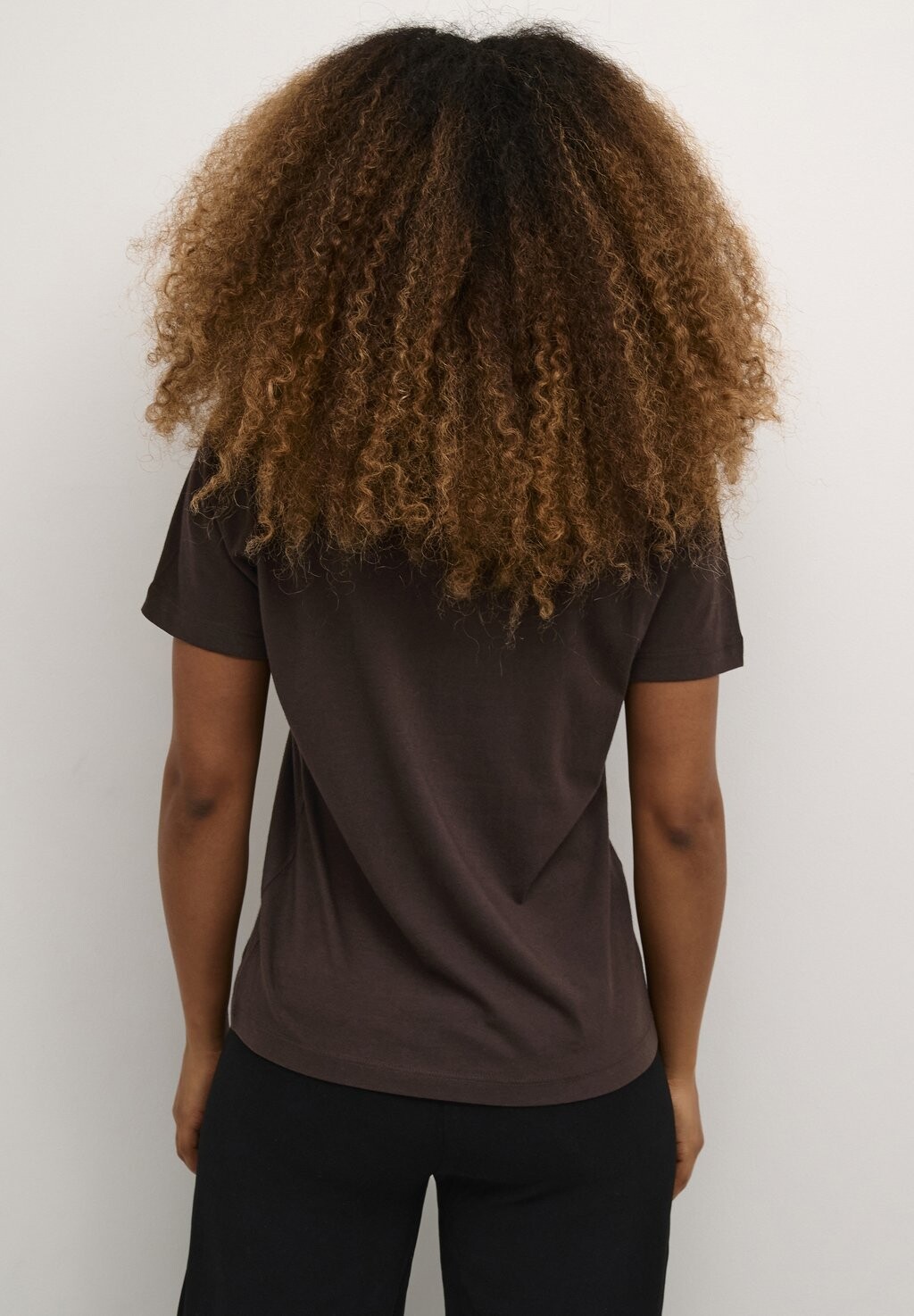 

Базовая футболка NAIA Cream, темно-коричневый
