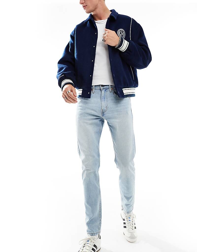 

Бело-голубые узкие зауженные джинсы Levi's 515