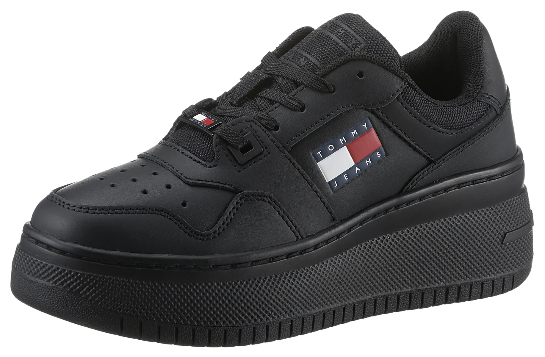 

Кроссовки на платформе Tommy Jeans "TJW RETRO BASKET FLATFORM ESS", с надписью логотипа на подошве, повседневная обувь, полуботинки, туфли на шнуровке, черный