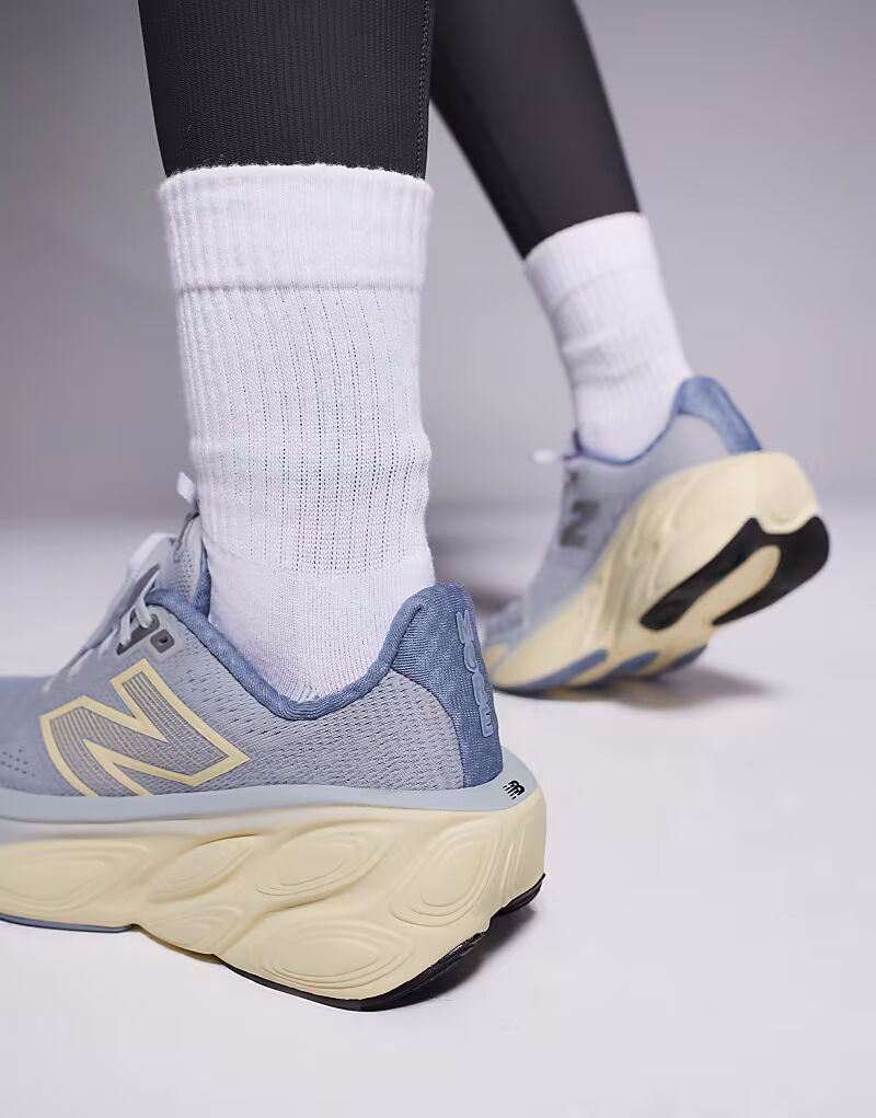 Кроссовки для бега New Balance More в светло-голубом и белом цвете — фото 4