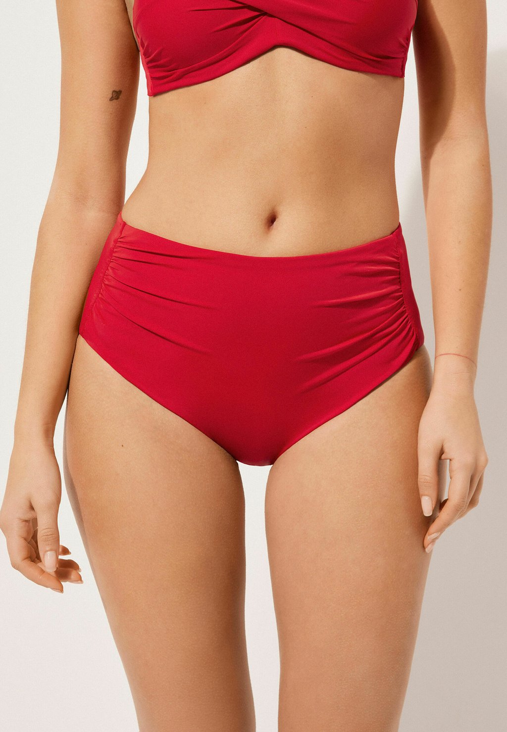 

Плавки бикини INDONESIA Calzedonia, цвет Rot E Indonesia Chili Red
