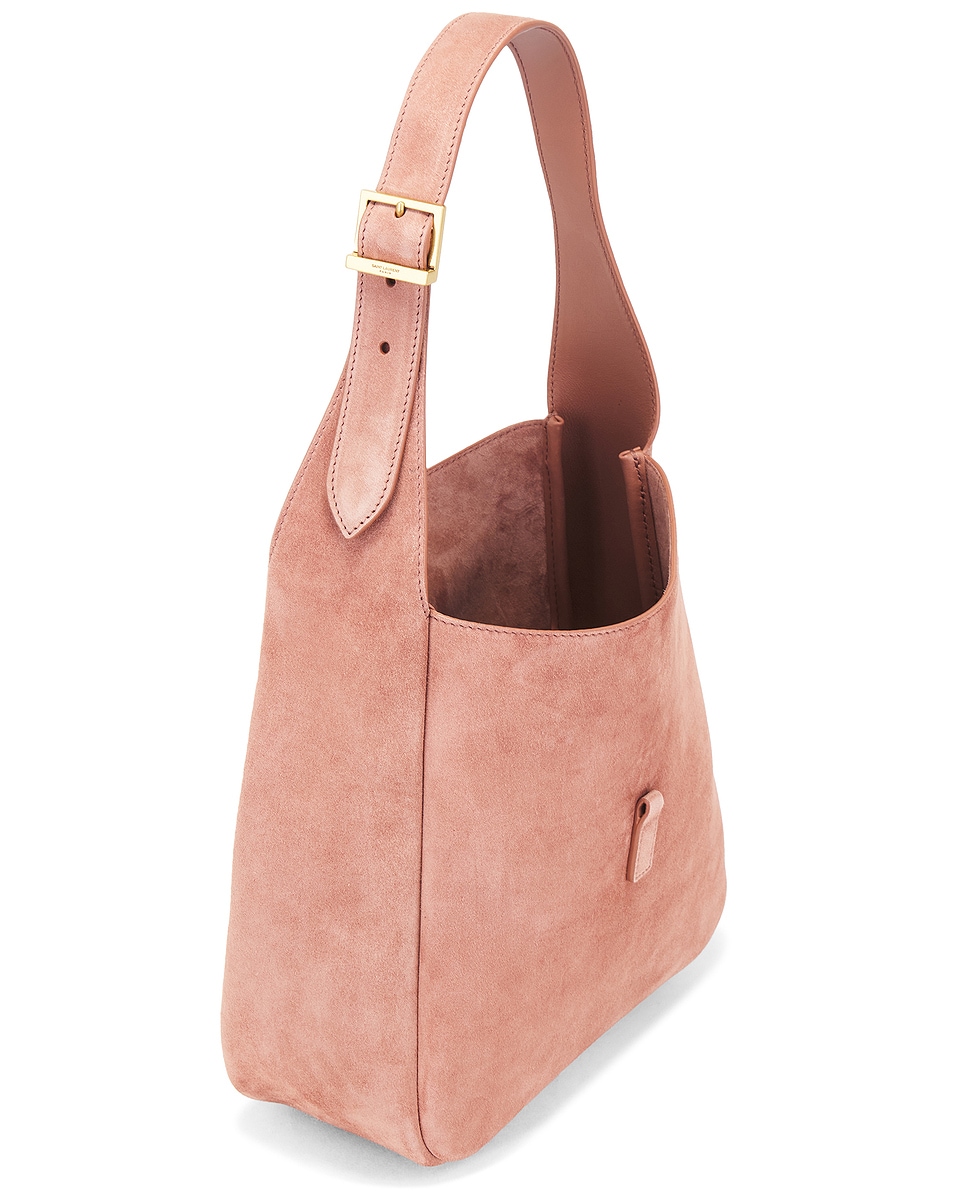 Маленькая мягкая сумка-хобо Le 5 A 7 Saint Laurent, цвет Barely Pink — фото 4