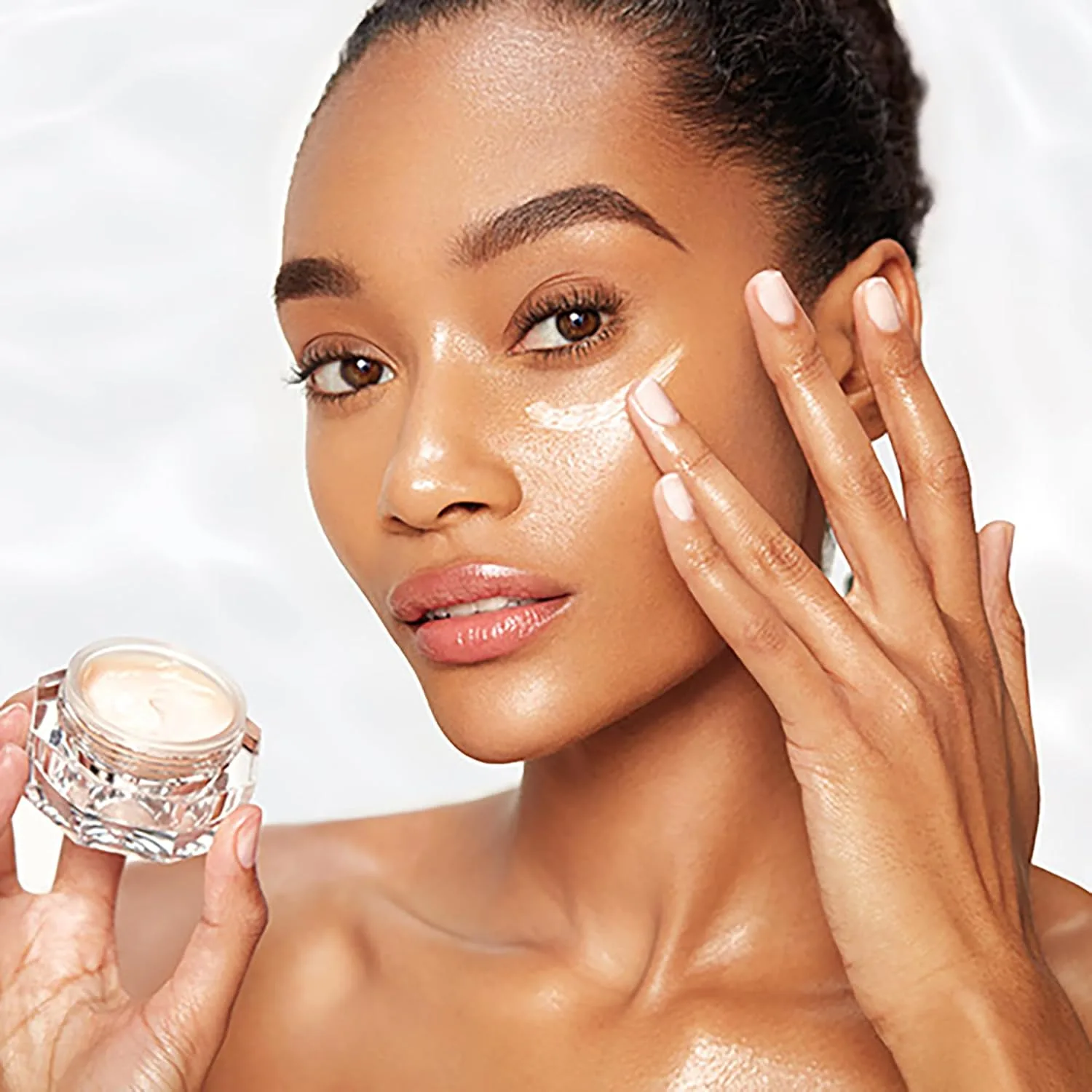 Charlotte Tilbury Magic Eye Rescue - увлажняющий крем для глаз с ретинолом пролонгированного действия и ботаническим комплексом против темных кругов, отеков и морщин 14,8 мл (сменный блок) — фото 2