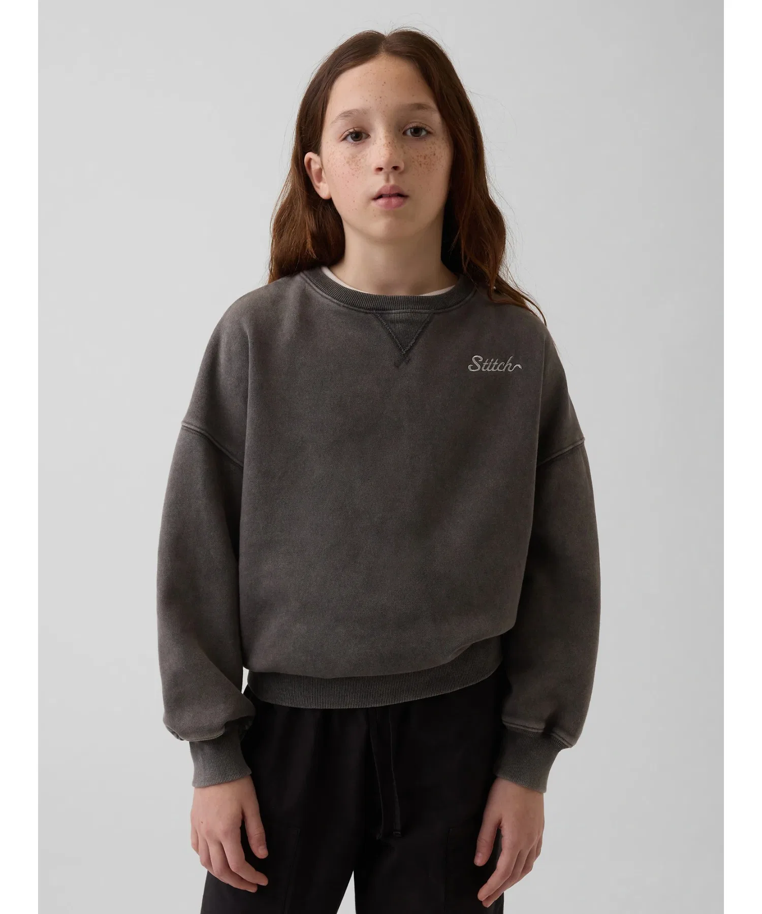 Детская толстовка Gap x Disney в винтажном стиле, мягкая и свободного кроя. — фото 3