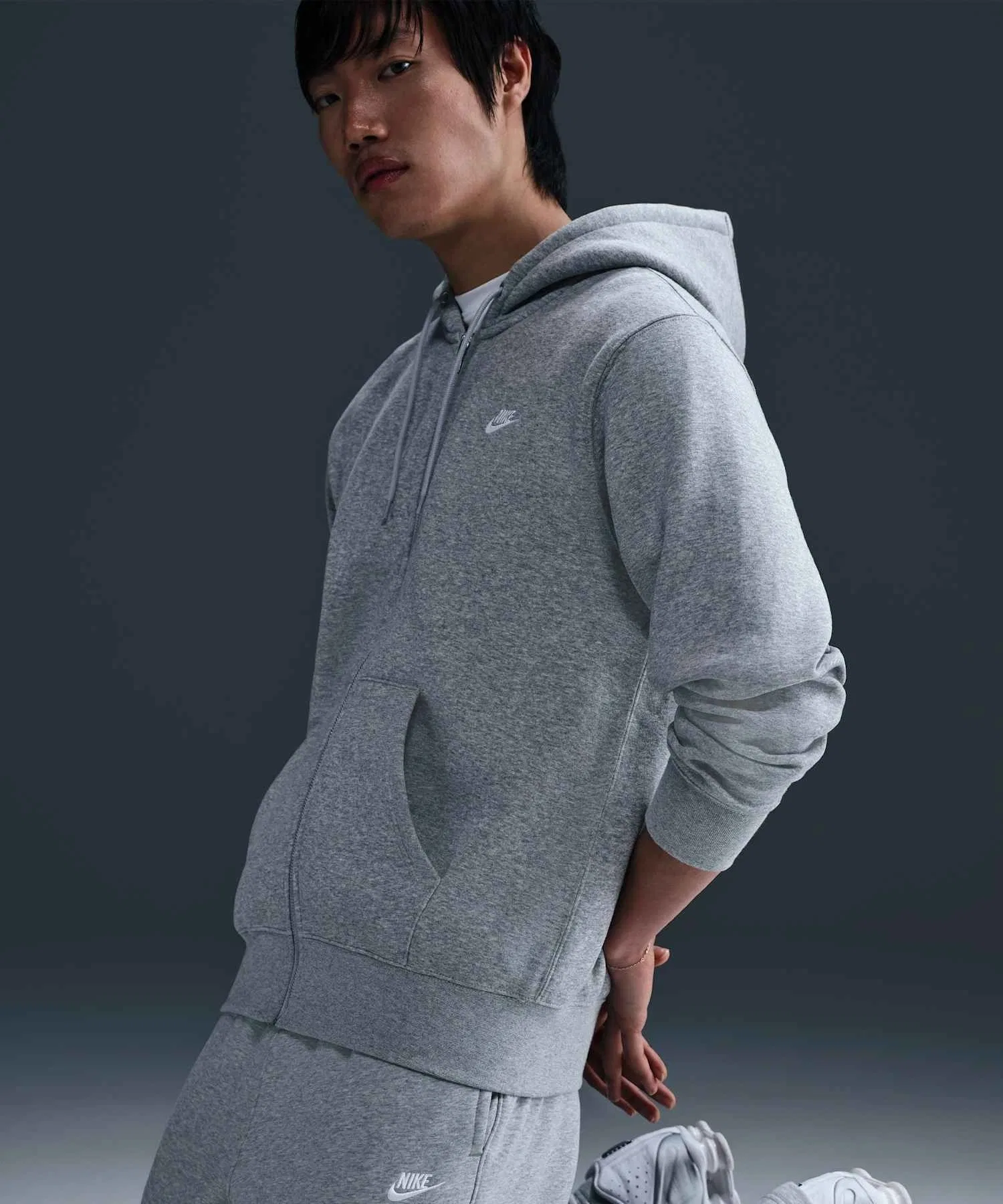 Мужская флисовая толстовка Nike Club на молнии FN3862-063, темно-серый меланж — фото 3