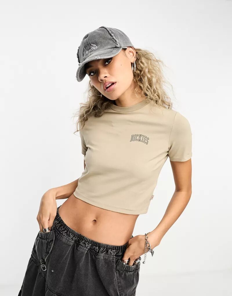 

Эксклюзивно для ASOS Dickies укороченная футболка Aitkin бежевого цвета с логотипом университета на левой груди