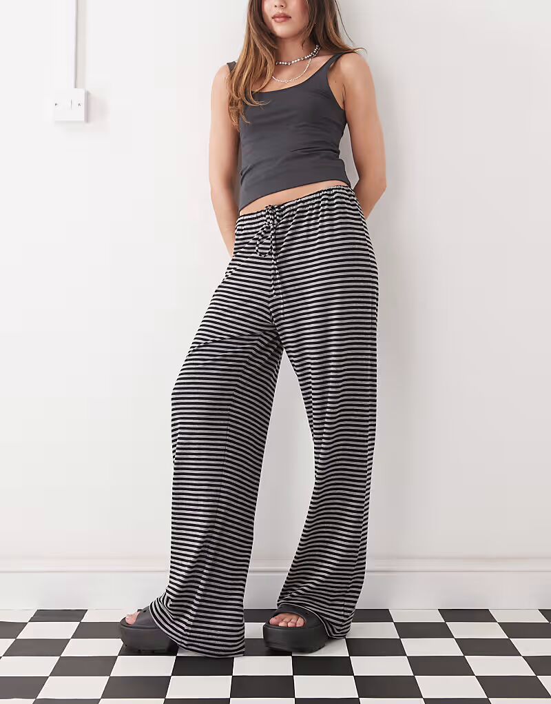 

Свободные брюки в будничную черно-серую полоску Weekday