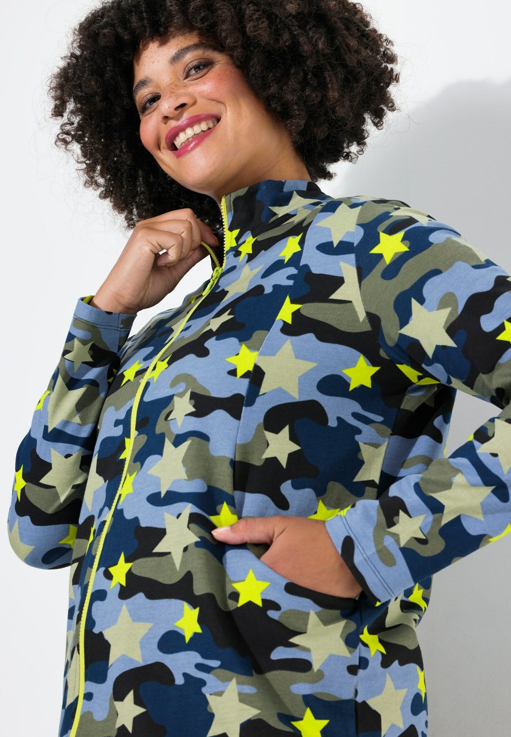 

Толстовка на молнии CAMOUFLAGE WITH STARS LONG SLEEVES Angel of Style, зеленый