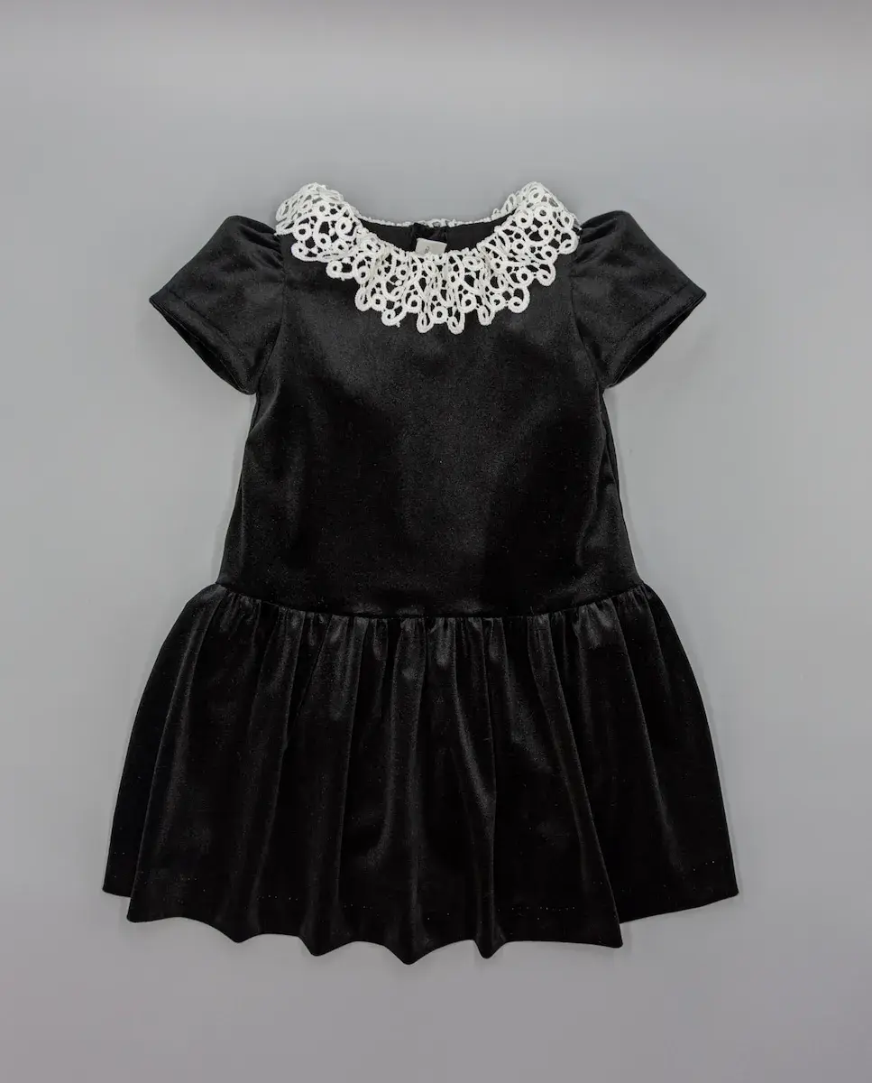 

Детское платье из черного бархата с кружевным воротником Fina Ejerique