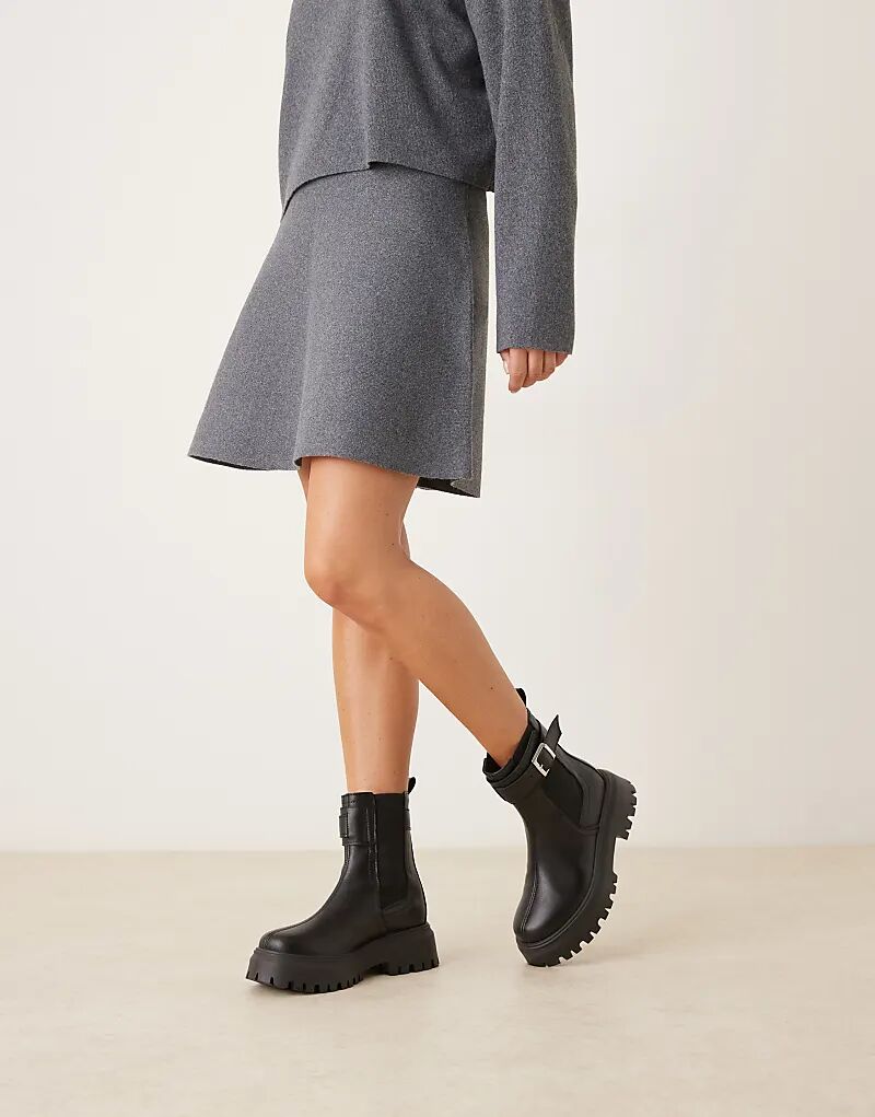 Массивные ботинки челси ASOS DESIGN Astrid с пряжкой из черного мятого искусственного меха — фото 2