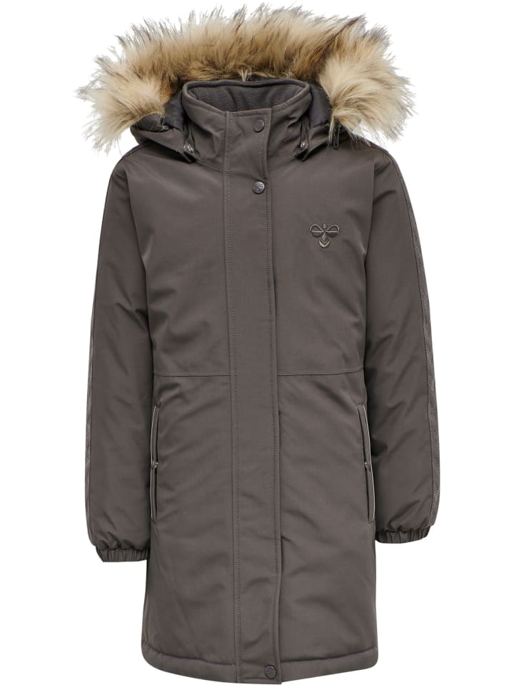 

Hummel Отверстия для больших пальцев на пальто. Девушка в форме листа хмели на тротуаре