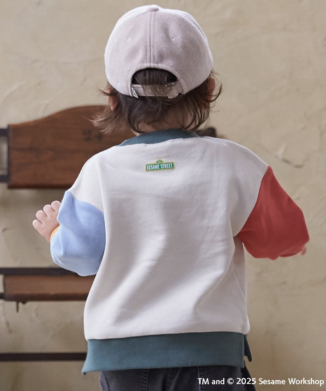 Свитшот Тренер с множеством персонажей Petit Main, cream