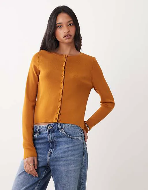 

Компактный кардиган цвета тоффи с круглым вырезом и самоприкрывающимися пуговицами ASOS DESIGN