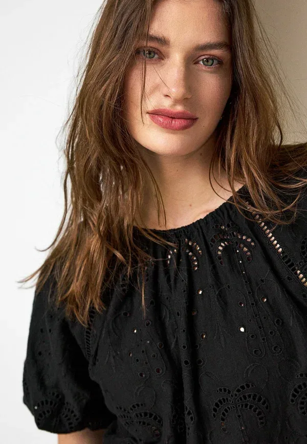 Блуза Next, Petite fit broderie short sleeve crew neck top, черный