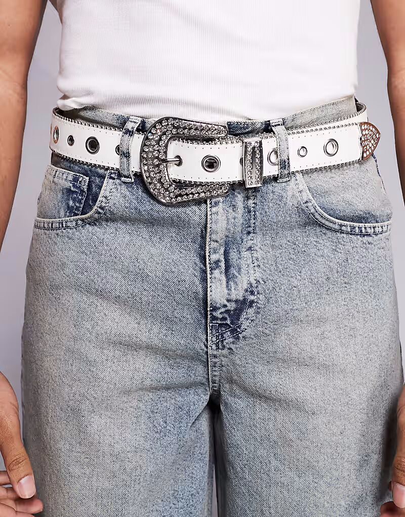 

Ремень в стиле вестерн с люверсами ASOS DESIGN из белой блестящей искусственной кожи