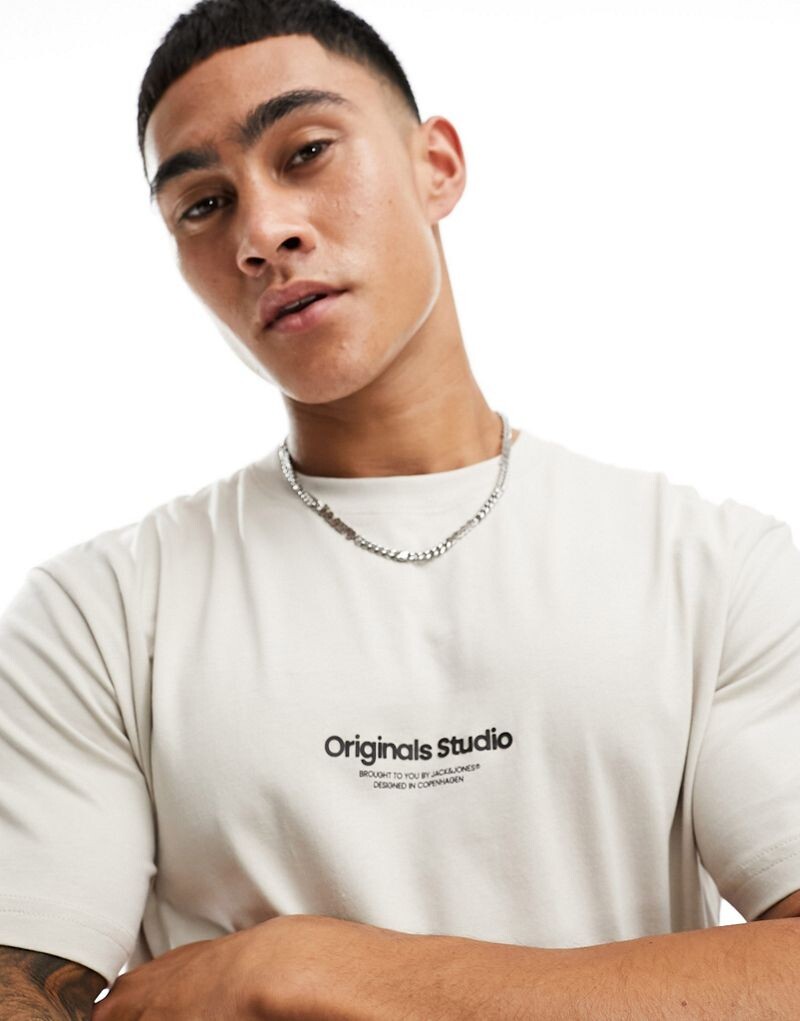 

Бежевая футболка оверсайз с принтом оригиналов Jack & Jones
