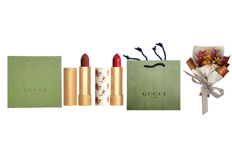 

Набор матовой помады из трех штук с сухоцветами Pouring Color, легко растушевывается, стойкий макияж GUCCI