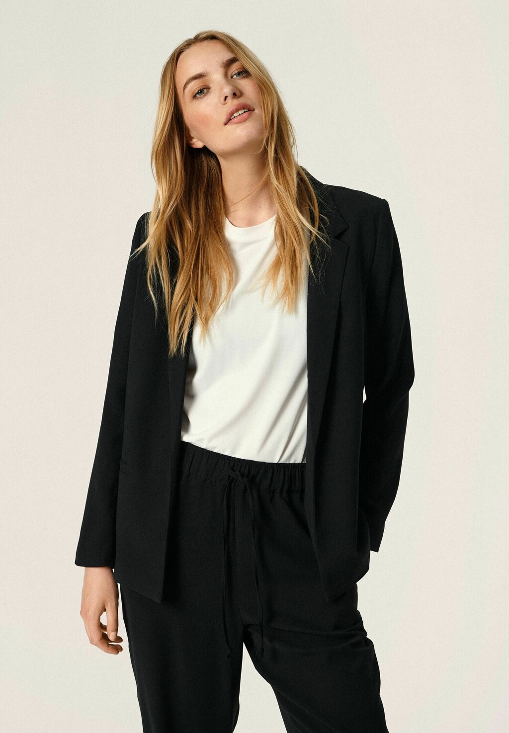 

Блейзер Soaked in Luxury, цвет Blk