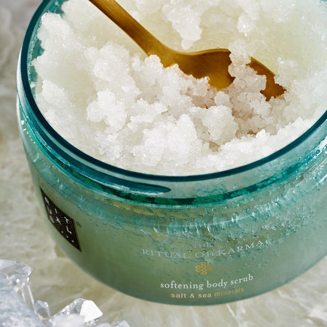 Скраб для тела the ritual of karma softening body scrub Rituals, вес 300 гр. — фото 2